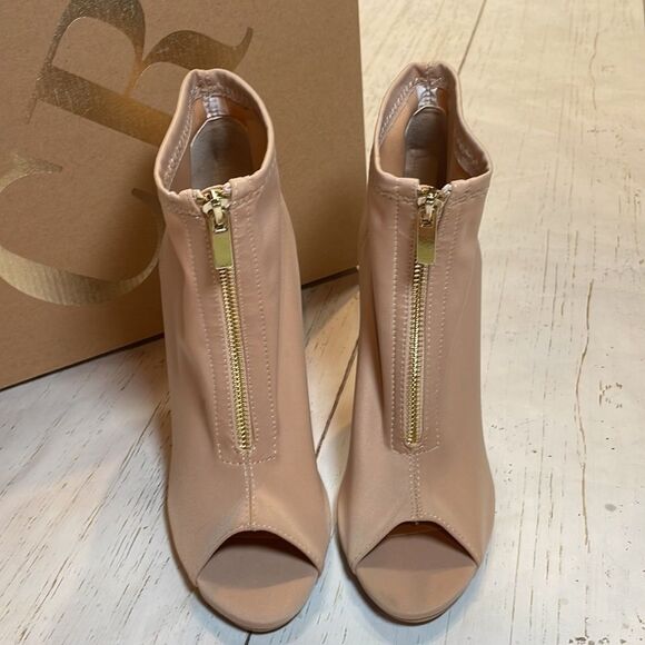 Charlotte Russe woman’s zip up fabric ankle boots. Size 8 color nude. - Picture 2 of 8